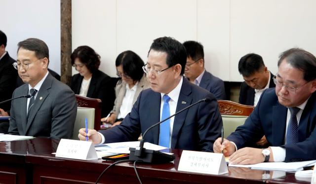 김영록 전라남도지사가 1일 오후 김민석 국무총리위원장를 비롯한 관계 장관 지자체 위촉위원들이 참석한 가운데 정부서울청사에서 열린 ‘제1차 국가기간 전력망 확충 위원회’에서 모두발언을 경청하고 있다사진전남도