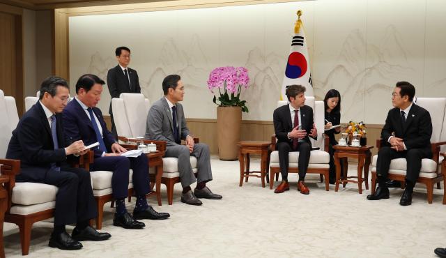 1일 용산 대통령실에서 열린 이재명 대통령과 오픈AI 샘 올트먼 대표의 접견에 이재용 삼성전자 회장 최태원 SK그룹 회장이 참석한 모습 사진연합뉴스