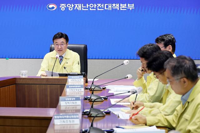 윤호중 중앙재난안전대책본부장행정안전부 장관이 2일 오전 정부서울청사에서 국가정보자원관리원 행정정보시스템 화재 관련 중대본 회의를 주재하고 모두 발언을 하고 있다 사진행안부