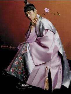 朴宝剑身穿韩服亮相纽约时代广场 中秋开启全球韩服浪潮