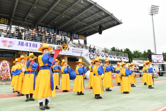 화천군민 화합 한마당 축제인 제41회 용화축전이 지난 30일 강원 화천군 화천생활체육공원에서 최문순 군수 정종성 군문화원장 이화원 군노인회장 박대현 도의원 류희상 군의장과 군의원 지역 기관사회단체장 화천읍 사내면 하남면 간동면 상서면 주민들이 참석한 가운데 성황리에 열렸다사진화천군