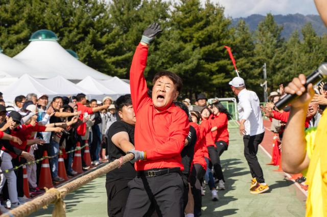 화천군민들이 읍·면 대항 체육대회에서 단결로 화합의 장을 만들고 있다사진신동명 주민