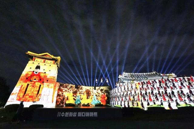화서문 성벽에 2025 수원화성 미디어아트 메인 작품인 ‘새빛 향연’이 상영되고 있다 사진수원특례시