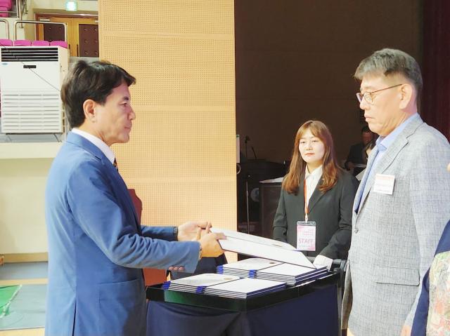 삼척블루파워를 대표해 발전운영실 최윤 실장오른쪽이 참석하여 김진태 강원도지사 표창을 수여받고있다 사진삼척블루파워
