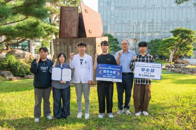 대구보건대학교 방사선학과 재학생과 박정규 교수 정동경 교수가 ‘방사선 기술 활용 창의·융합 아이디어 경진대회’에서 최우수상을 받았다 사진대구보건대학교