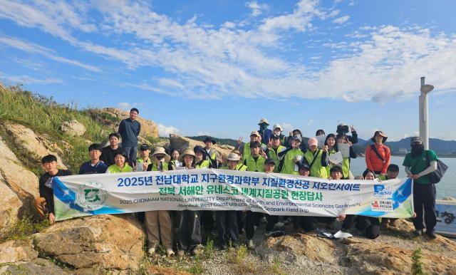 전북 서해안 유네스코 세계지질공원이 지질학 연구와 생태 관광의 명소로 주목받고 있는 가운데 전남대학교 지구환경과학부 지질환경전공 학생들이 부안군의 대표 지질명소인 채석강을 찾아 현장답사를 진행하고 있다사진부안군