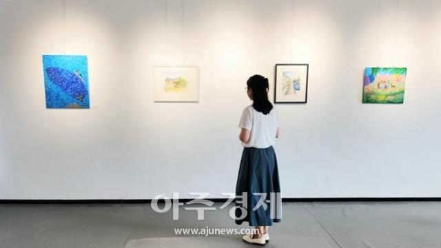 지난 2025 아주글로벌아트페어 해외 첫번째 전시회가 열린 옌타이 갤러리조이에서 중국 관람객이 전시된 수상작품을 감상하고 있다사진아주글로벌교류협회 