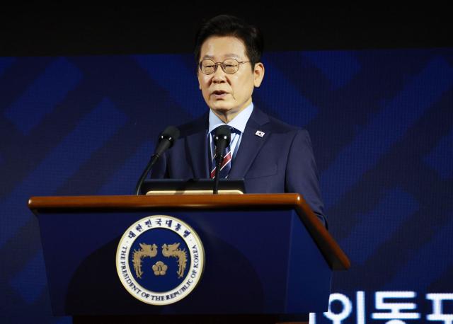 이재명 대통령이 2일 서울 광진구 그랜드워커힐서울 호텔에서 열린 제19회 세계한인의 날 기념식에서 기념사를 하고 있다사진연합뉴스