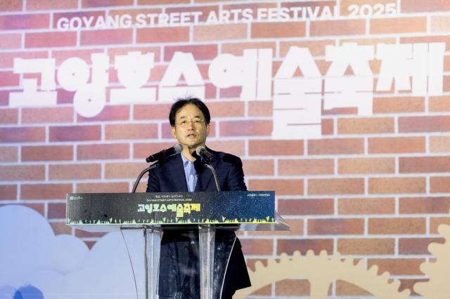 이동환 고양시장이 지난달 26일 고양호수예술축제 개막식에서 인사말을 하고 있다 사진고양시