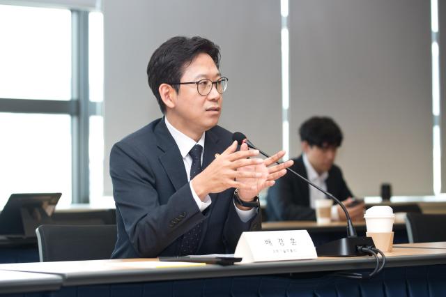 
배경훈 부총리 겸 과학기술정보통신부 장관이 2일 오전 서울 종로구 광화문교보빌딩 국가과학기술자문회의 대회의실에서
네이버 카카오 쿠팡 우아한형제들 등 플랫폼사 CEO CISO들과 정보보호 강화 방안을 논의하고 있다 사진과학기술정보통신부
