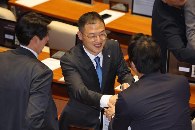 김상욱 더불어민주당 의원이 5일 국회 본회의에 참석해 의원들과 인사하고 있다 사진연합뉴스