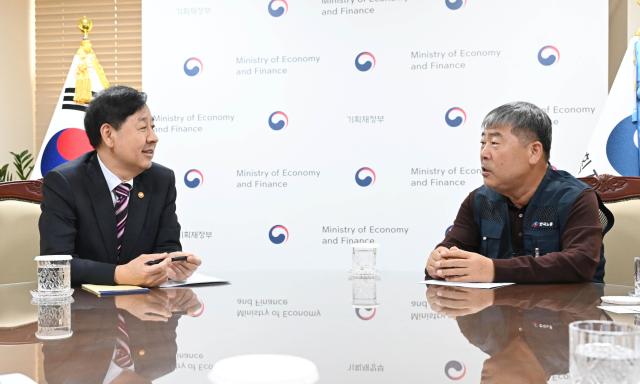 구윤철 부총리 겸 기획재정부 장관왼쪽이 10월 2일 서울 종로구 정부서울청사에서 김동명 한국노총 위원장과 면담을 진행하고 있다 사진기획재정부