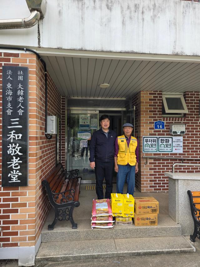 쌍용CE 동해공장 관계자들은 최근 공장 인근 경로당을 직접 방문하여 400만원 상당의 위문품을 전달했다 사진쌍용CE 동해공장