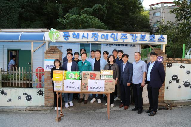 강원경제자유구역청이 10월 1일 동해와 강릉 지역의 사회복지시설을 방문하여 위문품을 전달하고 있다 사진강원경제자유구역청