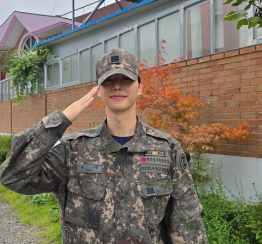 [슬라이드 포토] 늠름한 예비역 병장…송강, 군 복무 시절 사진 대방출