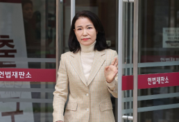 '헌법소원 제기' 이진숙 전 방통위원장, 선거법 위반 혐의로 자택서 체포