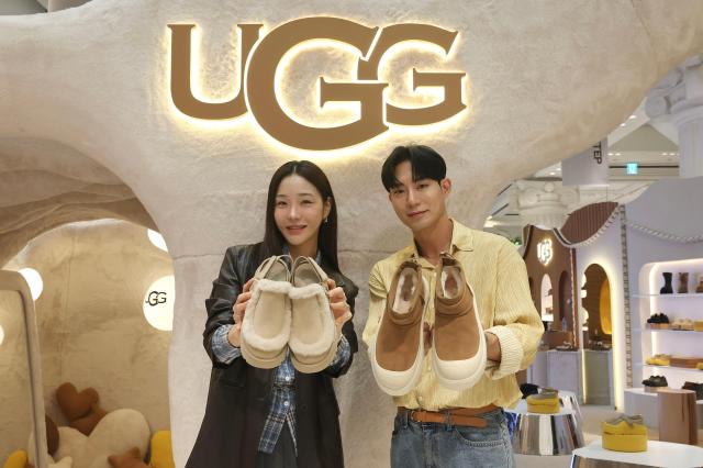 모델들이 신세계백화점 강남점 1층 더 스테이지 UGG 팝업 스토어에서 제품을 소개하고 있다사진신세계백화점