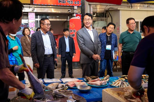 정명근 화성특례시장이 추석을 앞두고 2일 송산면 사강시장을 찾아 상인들과 소통하고 있다 사진화성시
