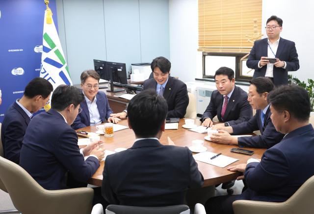 2일 오후 중앙협력본부에서 김동연 경기도지사와 고양파주김포 지역구 국회의원 등이 일산대교 관련 간담회를 하고 있다 사진경기도