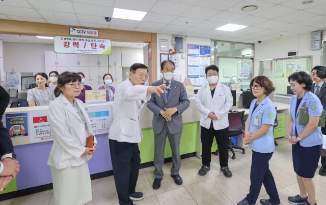 권오을 국가보훈부 장관이 지난 2일 오후 대구보훈병원을 방문해 병원시설을 둘러보며 직원들을 격려하고 있다 사진국가보훈부 
