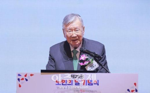 [포토] 인사말 하는 ​​​​​​​이중근 대한노인회장