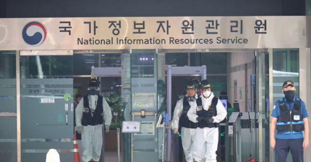 지난달 30일 오전 대전 유성구 국가정보자원관리원국정자원 화재 현장에서 감식 관계자들이 4일차 현장 감식을 준비하고 있다 사진연합뉴스