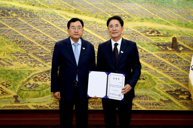 경주스마트미디어센터 신임 김장주 센터장 임용장 수여 장면 사진경주시