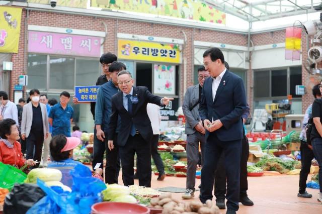신정훈 국회 행정안전위원장이 추석 연휴 첫 일정으로 순천 아랫장을 찾아 상인들과 시민들의 목소리를 직접 들었다 사진독자제공
