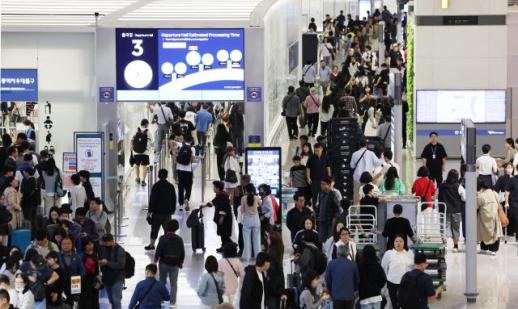 韩国中秋开启中秋长假 仁川机场人山人海