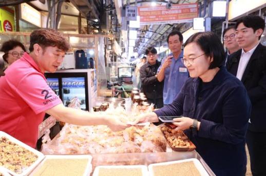 전통시장 방문한 한성숙...추석 밥상물가 점검