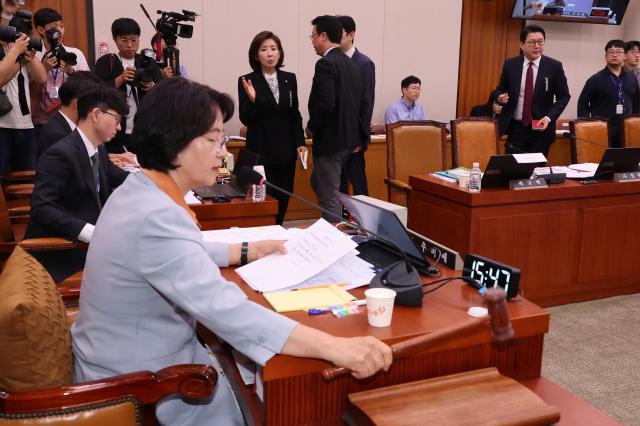 30일 국회 법제사법위원회 전체회의에서 더불어민주당 추미애 위원장이 대법원에 대한 현장검증 실시계획서 채택의 건을 의결하며 의사봉을 두드리고 있다사진연합뉴스