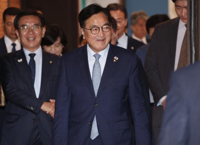 30일 경북 경주시 경상북도문화관광공사에서 열린 2025 APEC 정상회의 준비상황 보고회의에서 우원식 국회의장이 회의장으로 들어오고 있다사진연합뉴스