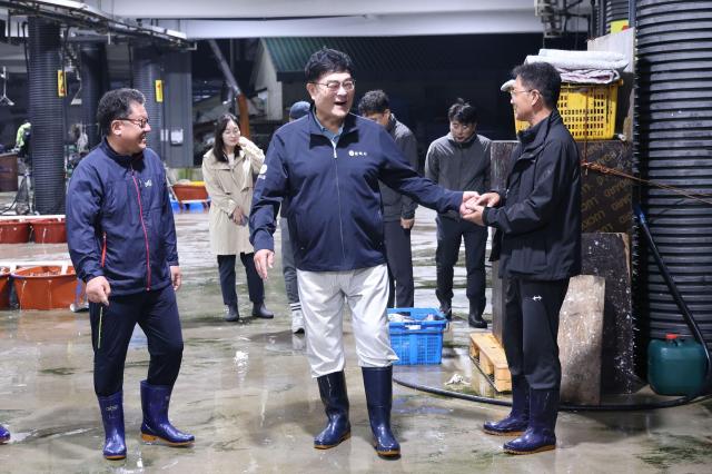 박상수 삼척시장가운데이 3일 지역 내 주요 어항과 전통시장을 방문하며 시민들과 소통을 하고 있다 사진삼척시