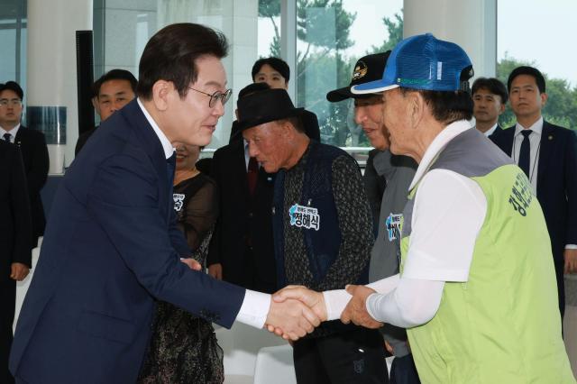 이재명 대통령이 추석 연휴 첫날인 3일 인천 강화군 강화평화전망대에서 진행된 실향민들과의 대화에서 참석자와 인사하고 있다 사진연합뉴스