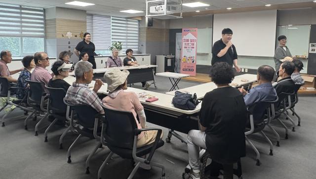 대구보건대학교 사회복지학과 재학생들이 ‘찾아가는 뇌튼튼 인지강화 교실’에서 치매 예방 프로그램을 진행하고 있다 사진대구보건대학교