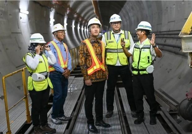 MRT 남북선 연장공사 현장을 시찰한 기브란 라카부밍 라카 부통령가운데 9월 29일 사진인도네시아 부통령실 제공