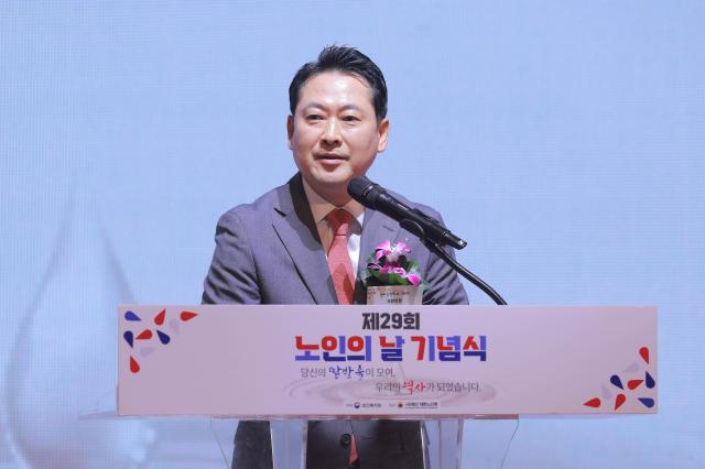 장동혁 국민의힘 대표가 2일 오전 서울 중구 롯데호텔서울에서 열린 '제29회 노인의날 기념식'에 참석해 축사를 하고 있다. 2025.10.02 [사진=유대길 기자 dbeorlf123@ajunews.com]