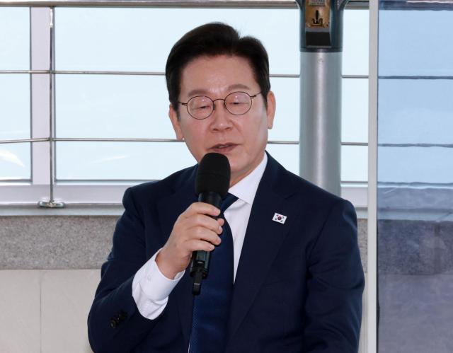 이재명 대통령이 추석 연휴 첫날인 3일 인천 강화군 강화평화전망대에서 진행된 실향민들과의 대화에서 발언하고 있다 사진대통령실통신사진기자단