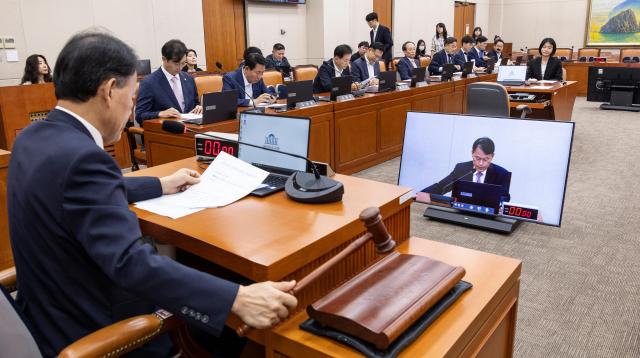 윤한홍 국회 정무위원회 위원장이 29일 국회에서 열린 정무위 전체 회의에서 2025년도 국정감사 증인 등 출석요구의 건을 처리하고 있다 사진연합뉴스