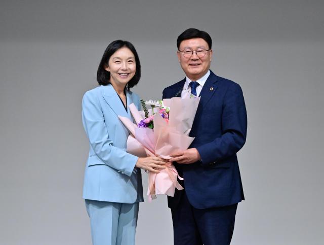 문승우 전북특별자치도의회 의장오른쪽이 제19대 후반기 대한민국시도의회의장협의회 수석부회장으로 선출됐다사진전북특별자치도의회
