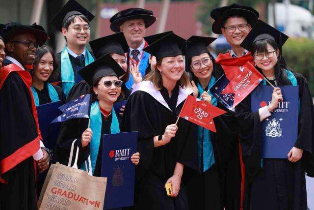RMIT 대학교의 학사 석사 박사 졸업생들이 축하하는 모습 사진RMIT 대학교 홈페이지 갈무리