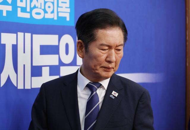 정청래 더불어민주당 대표가 29일 서울 여의도 국회에서 열린 최고위원회의에 참석하고 있다사진연합뉴스