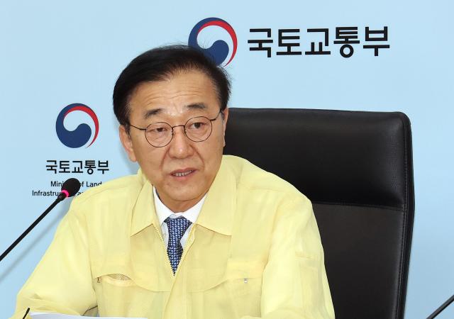 김윤덕 국토교통부 장관이 2일 정부세종청사 국가교통정보센터에서 추석 연휴 특별교통 대책 준비 상황을 점검하고 있다사진연합뉴스