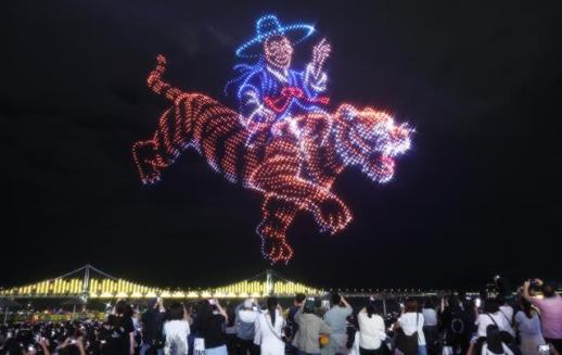 釜山广安里上演大型无人机激光秀