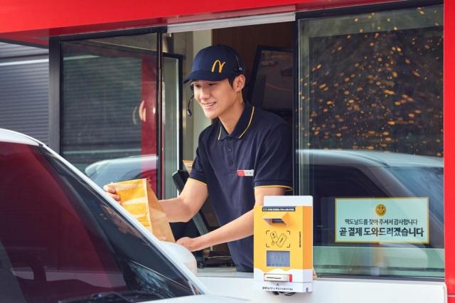 맥도날드 드라이브스루 서비스 모습 맥도날드는 최근 3년간의 데이터를 분석한 결과 추석 연휴 동안 매출과 방문객이 꾸준히 증가한 것으로 나타났다고 밝혔다 사진맥도날드
