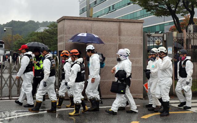 Members of a joint inspection team from the police fire authorities and the National Forensic Service enter the National Information Resources Service in Daejeon’s Yuseong District on September 28 2025  YONHAP