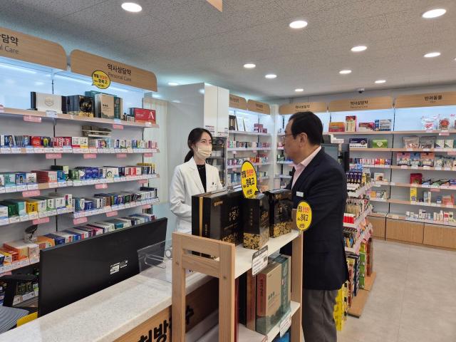 추석을 하루 앞둔 5일 이현재 하남시장이 연휴 기간 문여는 약국에 방문해 약사를 격려하고 있다 사진하남시