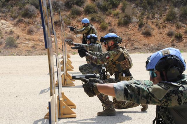 동명부대 장병들과 서부여단 예비대SMR 이탈리아군 장병들이 UNIFIL 사격장에서 친숙화 훈련FAMDEP중 연합 전투사격을 하고 있다 사진합동참모본부
    