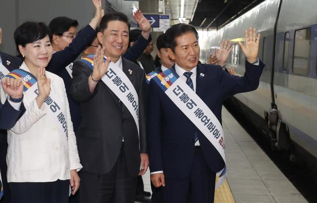 정청래 더불어민주당 대표와 김병기 원내대표가 추석연휴를 앞둔 지난 2일 서울 용산역에서 귀성객들에게 인사하고 있다 사진연합뉴스

