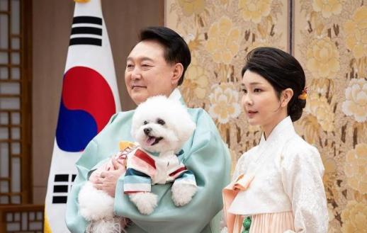 尹부부 구치소서 추석 맞아…특식 없이 백설기·과일